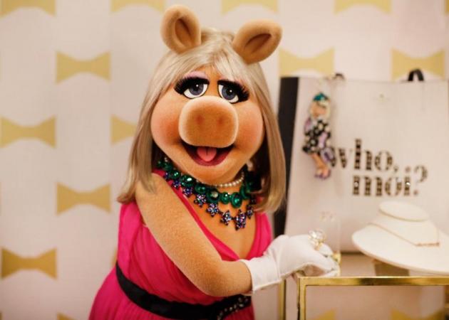 Η Miss Piggy αποκαλύπτει ότι φοράει μυτερά ψηλοτάκουνα για ένα ξεκαρδιστικό λόγο!