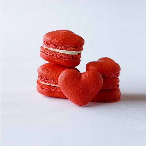 Kατακόκκινα Macarons σε σχήμα καρδιάς