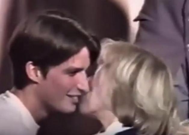 Μακρόν – Τρονιέ: Το πρώτο φιλί του μαθητή στην δασκάλα – “αντικείμενο του πόθου του” [vid]