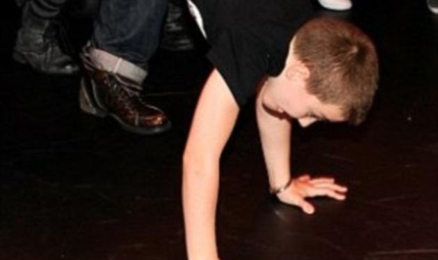 Ο 10χρονος γιος διάσημης star χορεύει brakedance και κλέβει την παράσταση!