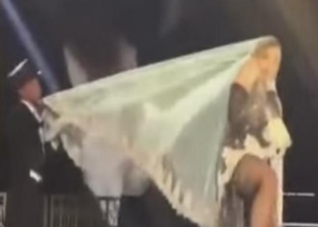 ΒΙΝΤΕΟ: Απίστευτο ατύχημα της Μαντόνα στη σκηνή! Οι χορευτές τραβούσαν το κεφάλι της