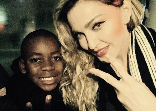 Μίνι συναυλία της Madonna με τον γιο της στην Place de la Republique!