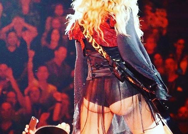 H Madonna ευχαρίστησε τους θαυμαστές της δείχνοντας τα… οπίσθιά της!