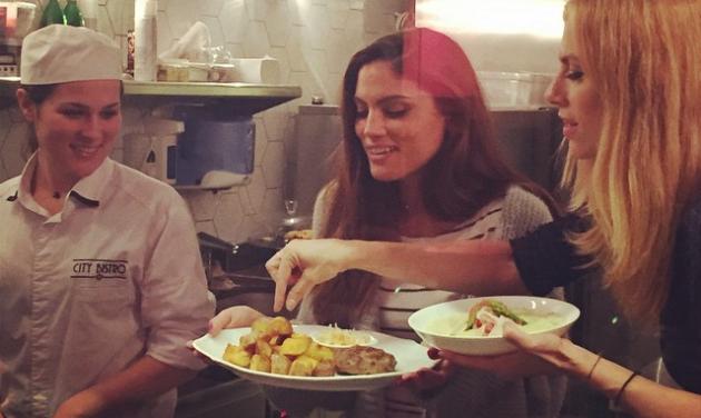 Μαίρη Συνατσάκη – Ντορέττα Παπαδημητρίου: Έγιναν σεφ σε εστιατόριο στο κέντρο της Αθήνας!