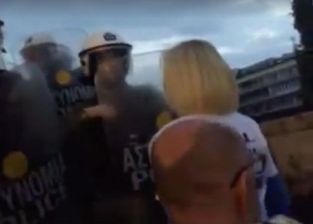 Η Ραχήλ Μακρή προσπάθησε να εισβάλει στη Βουλή αλλά την πήραν… σηκωτή [vid]