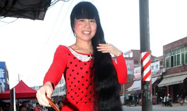 Αυτή είναι η γυναίκα με τα πιο μακριά μαλλιά – Δεν έχει κουρευτεί για 11 χρόνια!