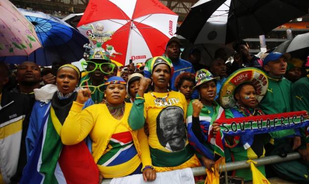 Νέλσον Μαντέλα: 80.000 κόσμος αψηφά τη βροχή για να αποχαιρετίσει τον Μαντίμπα!