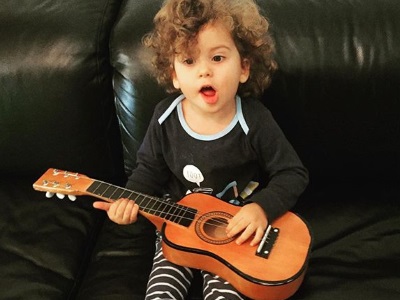 Ο δύο ετών Μανώλης Χανταμπάκης τραγουδά το ”Έμεινα εδώ”