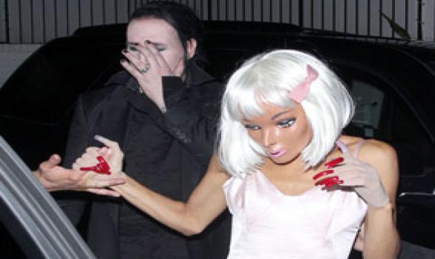 M. Manson: Εμφανίστηκε με συνοδό την …ημίγυμνη Barbie!