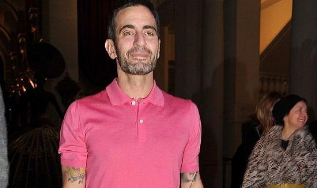 Aυτό είναι το νέο ροζ! φόρεμα του Marc Jacobs! Δες φωτογραφίες