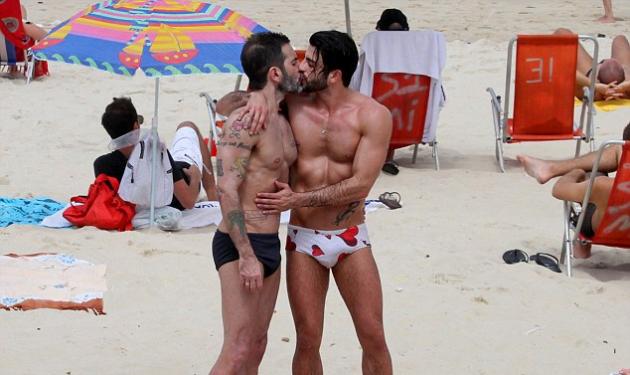 Marc Jacobs: Καυτά φιλιά με τον σύντροφό του στην παραλία