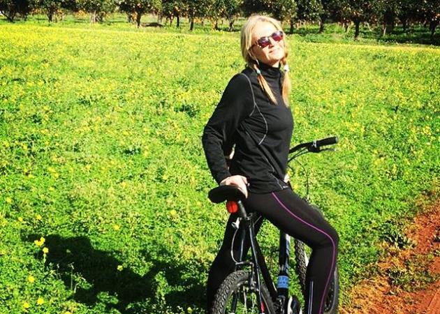 Μαρέβα Μητσοτάκη: Η βόλτα με το ποδήλατο και το άρθρο στη Guardian που εκθειάζει τη δουλειά της!
