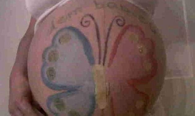 Ποια έγκυος star ζωγράφισε μια πεταλούδα στην κοιλιά της;