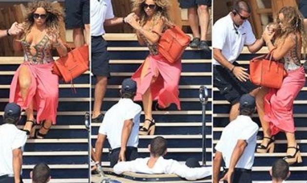 Η Μariah Carey τρώει τούμπα στα σκαλιά και ο εκατομμυριούχος σύντροφός της δεν κουνάει ούτε το δάχτυλό του! Φωτογραφίες