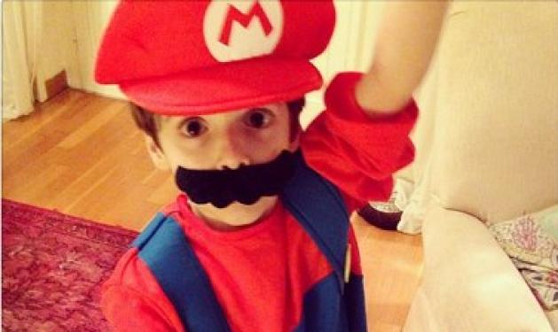 Δημοσιογράφος lifestyle έντυσε τον γιο της Super Mario!