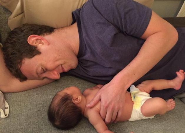 Marc Zuckerberg: Ο ιδιοκτήτης του facebook αλλάζει πάνες στη κόρη του! Φωτό
