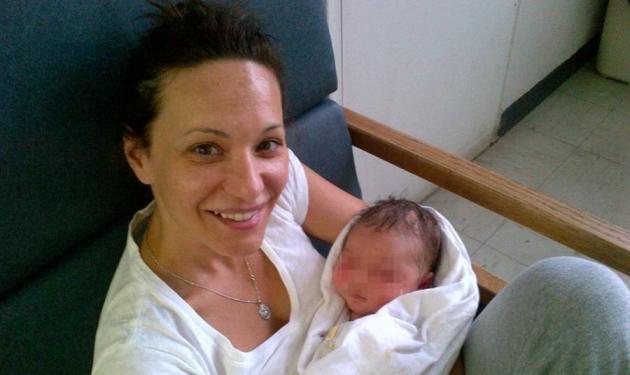 Μ. Λύτρα: Οι φωτογραφίες αγκαλιά με τον νεογέννητο μπέμπη που δημοσίευσε!