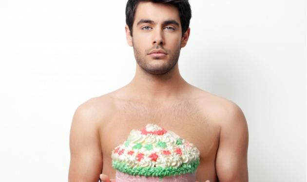 Κώστας Μαρτάκης: Φωτογραφίζεται γυμνός, αγκαλιά με μια τούρτα!
