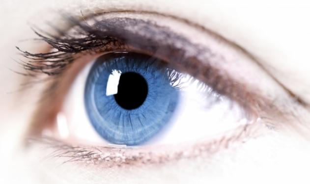 Τα 5 σωστά βήματα για να φύγει το κριθαράκι από το μάτι – Τι συνιστούν οι δερματολόγοι