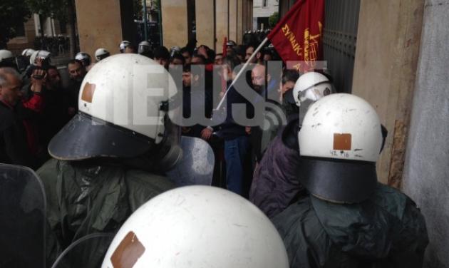 Ξύλο και χημικά στην πορεία του ΠΑΜΕ – Διαδηλωτές έσπασαν τον αστυνομικό κλοιό