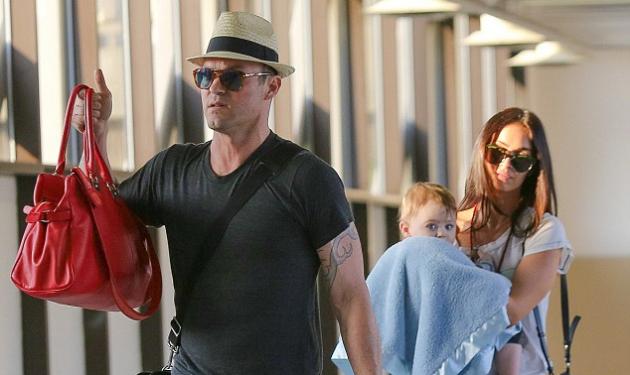Η Megan Fox με το μωρό στην αγκαλιά και τον σύζυγό της στο αεροδρόμιο!