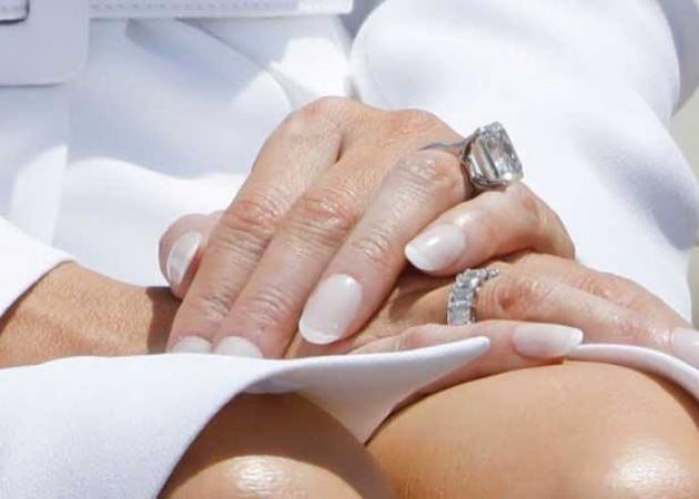 Δεν φαντάζεσαι πόσο κοστίζει το τεράστιο μονόπετρο της  Melania Trump! [pics]