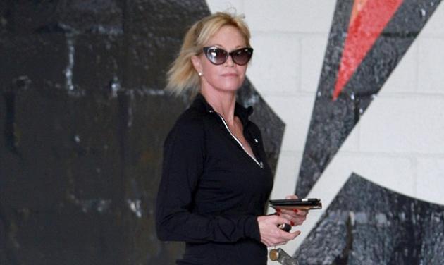 Melanie Griffith: Kοντεύει τα 60 αλλά κλέβει την παράσταση με στενό κολάν!