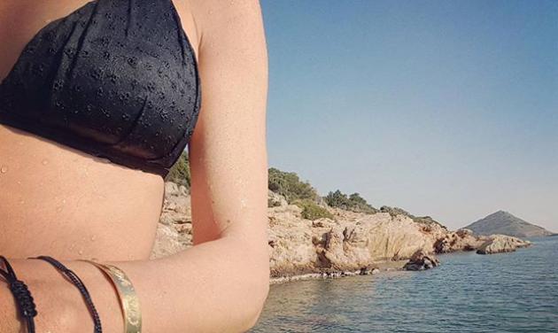 Ποια Ελληνίδα celebrity κάνει αυτή την ώρα μπάνιο στη θάλασσα;