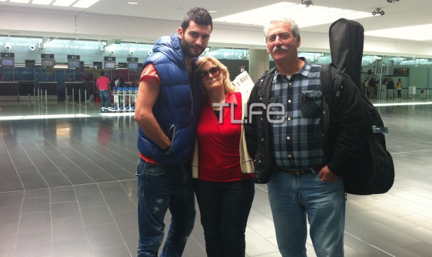 Συναντήσαμε τους γονείς και τον αδερφό της Ελένης Μενεγάκη στο αεροδρόμιο!