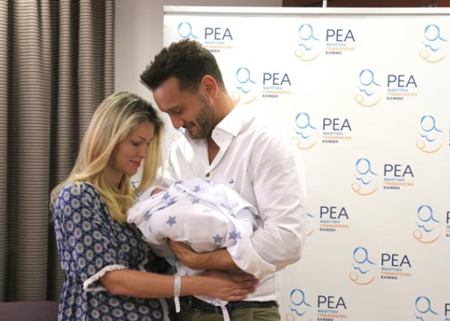Χρήστος Μενιδιάτης: Φωτογραφίες με τον νεογέννητο γιο του μέσα από το μαιευτήριο!