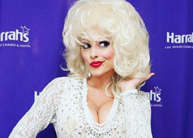 Ποια Ελληνίδα ηθοποιός μεταμορφώθηκε (τόσο τέλεια) σε Dolly Parton;