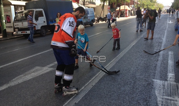 Παίζουν χόκεϊ στη μέση του δρόμου! Φωτορεπορτάζ από το κέντρο της Αθήνας