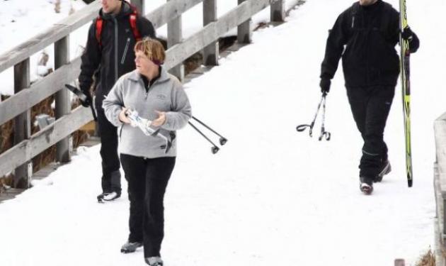 Έπεσε και χτύπησε ενώ έκανε σκι στην Ελβετία η Μέρκελ