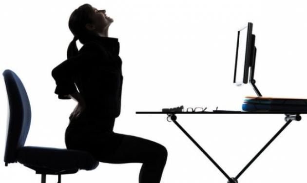 Κάνεις καθιστική εργασία; Δες την σωστή στάση σώματος για να μην έχετε πόνους σε πλάτη και χέρια