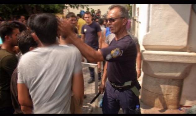 Σάλο προκαλεί το video με τον Έλληνα αστυνομικό που χαστουκίζει μετανάστη