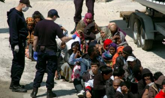 Tραγωδία στη Σούδα- Μετανάστες έπεσαν στη θάλασσα για να μην απελαθούν