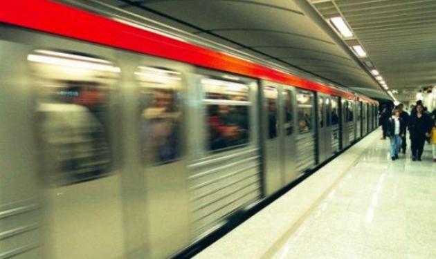 Απεγκλωβίστηκε ο άνδρας που έπεσε στις ράγες του Μετρό