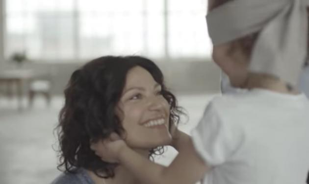 Γιορτή της μητέρας: Το βίντεο που θα σε κάνει να δακρύσεις! Παιδιά αναγνωρίζουν τη μητέρα τους χωρίς να βλέπουν!