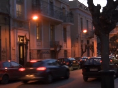 Η αρμονική συμβίωση του Γιάνη Βαρουφάκη με τα πεθερικά του στο νεοκλασικό κάτω από την Ακρόπολη