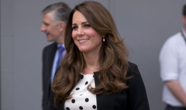 Μήπως περιμένουν αγοράκι; Η Kate Middleton επέλεξε μπλε καροτσάκι!