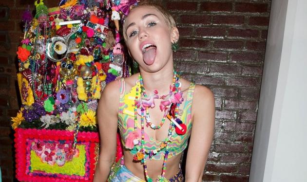 Miley Cyrus: Ποζάρει (ξανά) ολόγυμνη στο μπάνιο της