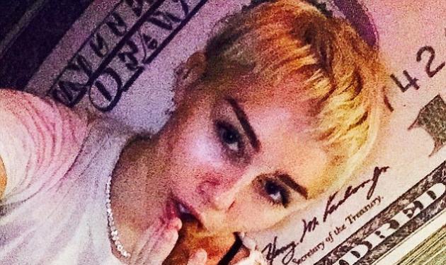 Miley Cyrus: Ποζάρει με τεράστιο πούρο λίγο μετά την φωτογραφία με τα ναρκωτικά!