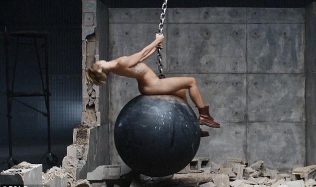 Miley Cyrus: Ολόγυμνη και προκλητική, στο νέο της videoclip! Φωτογραφίες