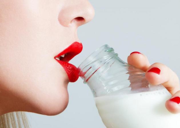 Γιατί δεν πρέπει να βάζεις το γάλα στην πόρτα του ψυγείου το καλοκαίρι