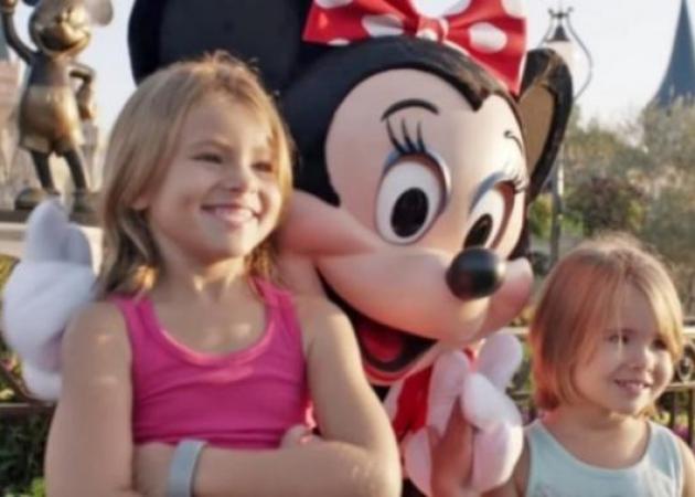 2 κoριτσάκια ποζάρουν για μια φωτογραφία στην Disney – Πρόσεξε τα χέρια της Μίνι!