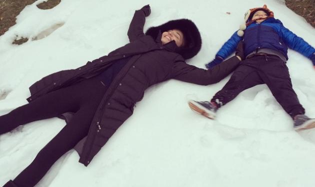 Miranda Kerr: Παιχνίδια στο χιόνι με το γιο της! Φωτογραφίες