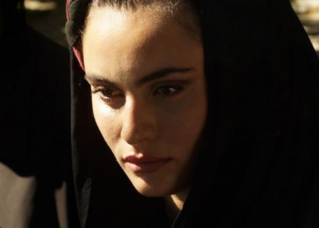 Κηδεία Μητσοτάκη: Τα στεφάνια και η ταυτότητα της θλιμμένης κοπέλας που συνόδευσε τη σορό του [pics]