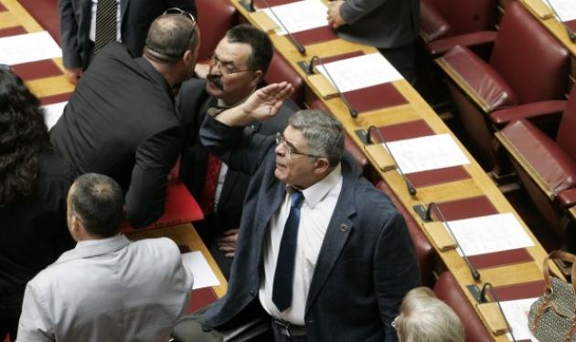Μιχαλολιάκος στη Βουλή: Ντροπή σας ψευτοδημοκράτες – Είμαι αμετανόητος εθνικιστής και χρυσαυγίτης