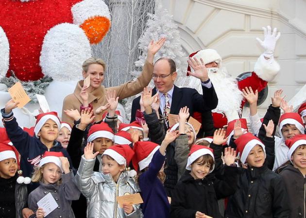 Πρίγκιπας Αλβέρτος και Charlene Wittstock: Μοίρασαν χριστουγεννιάτικα δώρα στο παλάτι!