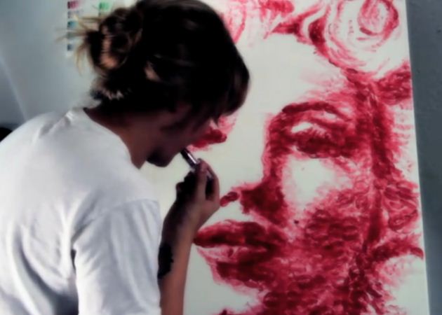 WOW! Καλλιτέχνις φτιάχνει πορτραίτα φιλώντας με κραγιόν! Δες το βίντεο!